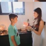 Dalljiet Kaur Instagram - Jaydon’s first Rakhi with Aari, who also represented all his sisters. She tied Rakhi for Jaydon’s sisters Aani, Gunu and Aarshia who are in different parts of the world. May god bless all you five siblings with prosperity, health, happiness, success, luck and much much more in life. May you grow up to realise the power of having siblings ….no matter how far from each other. God bless you 5 🫶🏼 Loads of love and blessing from all us, parents 🥰 Nairobi, Kenya