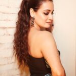 Dia Mirza Instagram - It was so fun to #dressup and show up for the @graziaindia #GMA2023 #GraziaMillenialAwards2023 🐯 @amitaggarwalofficial you are a true star! One of the pioneers of #CircularDesign it’s always a pleasure to wear your outfits 💚🙌🏼 Styled by @theiatekchandaney Assisted by jia.chauhan Jewellery by @mahesh_notandass Make Up by @shraddhamishra8 Hair by @tejisinghofficial Photos by @shivamguptaphotography Bandra World of Storytellers