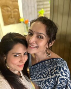 Dipannita Sharma Instagram - Ganesh Chaturthi moments at the #seths . A yearly tradition that we look forward to ! 
Thank you guys for the love & the most amazing food always . Kiran aunty , Seth uncle , @shru2kill , @dontpanic79 @therishabseth … ♥️

So good to see you @simplekaul & thank you for the solos ♥️

 #ganeshchaturthi #ganeshmahotsav #tradition #sareelove