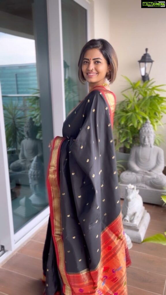 Disha Madan Instagram - #SixYards - talking about this gorgeous Paithini saree 🖤 Don’t you love the bold gold border here? Have a contrast or a matching blouse ready and you are set to rock this ethnic look! ✨ PS - this is my mother-in-law’s saree ♥️