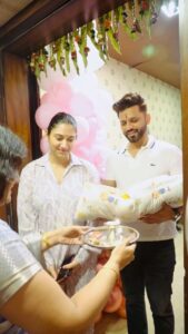 Disha Parmar Instagram - 23rd sept 2023 will be the most special day in our lives! Couldn’t have asked for a better birthday when the wife and baby came home 👶👶😇😇 Is saal Ganesh Chaturthi mein hamare ghar Laxmi ji aayi hain .. 🙏🏼🙏🏼 दादा दादी और बुआ ने घर मे आरती करके स्वागत किया.. 
Thanks to @scribbleandpop_events for this super cute decor at home. Thanks @morjariavishal for being there. 

Shot by @iam_rajinamdar