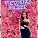 Donal Bisht Instagram - It's ICONic.⚡ Victoria's Secret has launched their Icon collection that celebrates the shape of you! You know what's interesting? It comes with custom-lift technology that changes with your cup size. It's not just a title, it's an identity. Icons aren't just born, they are sculpted by their journey. ✨ #YoureAnIcon #VSLovesIndia @victoriassecretIndia @vspinkindia Victoria's Secrets
