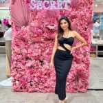 Donal Bisht Instagram - It's ICONic.⚡ Victoria's Secret has launched their Icon collection that celebrates the shape of you! You know what's interesting? It comes with custom-lift technology that changes with your cup size. It's not just a title, it's an identity. Icons aren't just born, they are sculpted by their journey. ✨ #YoureAnIcon #VSLovesIndia @victoriassecretIndia @vspinkindia Victoria's Secrets