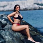 Elena Roxana Maria Fernandes Instagram - Make them stop and stare! . . . Photographer: @noorul_aminkhann Outfit: @calvinklein Sunglasses: @hotfutures @goodsagency . . . #stop #stare #bodypositivity #slay #shine #beauty #hotbod #body #bodypositive #fashion #style #lingerie #ck #black #sea #ootd #outfitinspiration #outfitoftheday #accessories #glam #glow