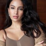 Elena Roxana Maria Fernandes Instagram - Let the natural beauty shine! ❤️ . 📸 @noorul_aminkhann 👚 @skims 💎 #umeshjivnaniluxuryjewels . . #natural #beauty #shine #glam #pretty #beautiful #face #naturalbeauty #bodypositive #love #glow #slay #fashion #style #ootd #outfitoftheday