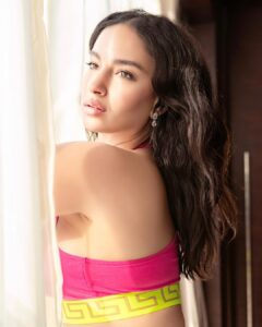 Elena Roxana Maria Fernandes Instagram - In my barbie world! 😘 . . 📸 @noorul_aminkhann Top @versace Earrings #umeshjivnani #umeshjivnaniluxuryjewels #barbie #barbiedoll #pink #versace #earrings #lingerie #traveldiaries #photoshoot #pinkaesthetic #barbieworld #glam #glow #beautiful #shootdiaries #travel #travelandslay