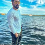 Emraan Hashmi Instagram - Seeing the world through golden tinted glasses ⭐️😎#travel