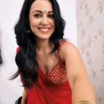 Esha Kansara Instagram - Pata nahi kya likhun! Aap hi bata do! 🤷‍♀️