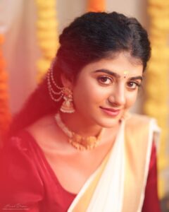 Gabriella Charlton Instagram - Onam Ashamsakal 🌾🌼

This one is special because mundu courtesy goes to my Ammama ❤️

Makeup @jiyamakeupartistry 
Hairdo @keerthana_makeup_and_hair 
Photography @haran_official_ 
Flowers in @redbridal_flowers 
Blouse @sdduniqueboutique_97 
Jewel @chennai_jazz 
Location @jiya_studios