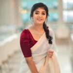 Gabriella Charlton Instagram - What is it about white sarees 😭❤️ Costume @sdduniqueboutique_97 Captured by @dhanush__photography Makeup @murugeshmakeup_hair Hair by @shalini_hairartist