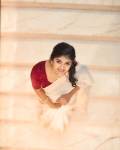 Gabriella Charlton Instagram - What is it about white sarees 😭❤️

Costume @sdduniqueboutique_97 
Captured by @dhanush__photography
Makeup @murugeshmakeup_hair
Hair by @shalini_hairartist
