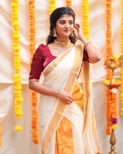 Gabriella Charlton Instagram - Onam Ashamsakal 2/3 🌾🌺 

Makeup @jiyamakeupartistry 
Hairdo @keerthana_makeup_and_hair 
Photography @haran_official_ 
Flowers @redbridal_flowers 
Mundu is Ammama’s 😌❤️
 and blouse @sdduniqueboutique_97 
Jewel @chennai_jazz 
Location @jiya_studios