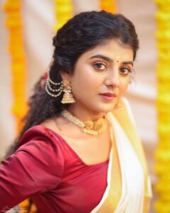 Gabriella Charlton Instagram - Onam Ashamsakal 2/3 🌾🌺 

Makeup @jiyamakeupartistry 
Hairdo @keerthana_makeup_and_hair 
Photography @haran_official_ 
Flowers @redbridal_flowers 
Mundu is Ammama’s 😌❤️
 and blouse @sdduniqueboutique_97 
Jewel @chennai_jazz 
Location @jiya_studios