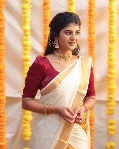 Gabriella Charlton Instagram - Onam Ashamsakal 2/3 🌾🌺 

Makeup @jiyamakeupartistry 
Hairdo @keerthana_makeup_and_hair 
Photography @haran_official_ 
Flowers @redbridal_flowers 
Mundu is Ammama’s 😌❤️
 and blouse @sdduniqueboutique_97 
Jewel @chennai_jazz 
Location @jiya_studios