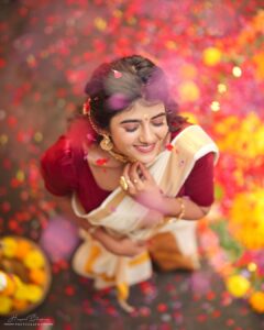 Gabriella Charlton Instagram - Onam Ashamsakal 2/3 🌾🌺 

Makeup @jiyamakeupartistry 
Hairdo @keerthana_makeup_and_hair 
Photography @haran_official_ 
Flowers @redbridal_flowers 
Mundu is Ammama’s 😌❤️
 and blouse @sdduniqueboutique_97 
Jewel @chennai_jazz 
Location @jiya_studios