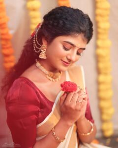 Gabriella Charlton Instagram - Onam Ashamsakal 🌾🌼

This one is special because mundu courtesy goes to my Ammama ❤️

Makeup @jiyamakeupartistry 
Hairdo @keerthana_makeup_and_hair 
Photography @haran_official_ 
Flowers in @redbridal_flowers 
Blouse @sdduniqueboutique_97 
Jewel @chennai_jazz 
Location @jiya_studios