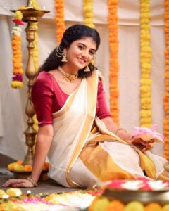 Gabriella Charlton Instagram - Onam Ashamsakal 🌾🌼

This one is special because mundu courtesy goes to my Ammama ❤️

Makeup @jiyamakeupartistry 
Hairdo @keerthana_makeup_and_hair 
Photography @haran_official_ 
Flowers in @redbridal_flowers 
Blouse @sdduniqueboutique_97 
Jewel @chennai_jazz 
Location @jiya_studios