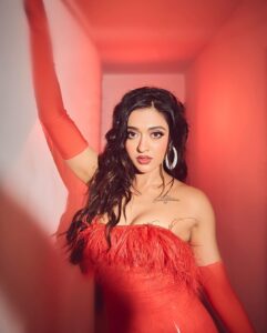 Gayatri Bhardwaj Instagram - Channelling my inner santra 🍊🧡

📸 @gohil_jeet 
Thanks @styled_bytan for styling me
Outfit by @worldofasra 
Hair by @sundarampandey 
Jewellery @angelzbypreetibedi 

@timestalent @rishubartaria @reema_rathod
