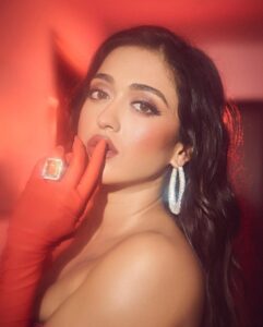 Gayatri Bhardwaj Instagram - Channelling my inner santra 🍊🧡

📸 @gohil_jeet 
Thanks @styled_bytan for styling me
Outfit by @worldofasra 
Hair by @sundarampandey 
Jewellery @angelzbypreetibedi 

@timestalent @rishubartaria @reema_rathod