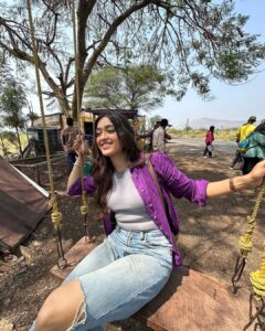 Gayatri Bhardwaj Instagram - Manzil se behetar lagne lage hain ye raaste🌸
.
.
#highwaylove #bts
