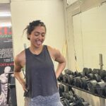 Gayatri Bhardwaj Instagram - Yes, I look like a crazy person in the gym hungry for gains 👻🤭 #week3 with @coach_akshay kicking my ass on the daily 🫠