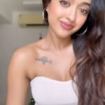 Gayatri Bhardwaj Instagram - Honest talk- I’ve always wanted to get laser hair reduction done, but always thought that it’s a) too painful and b) time consuming. Ever since I started my sessions at @osdermclinic I realised that it’s neither of those things. I’ve had 6 sessions done and my skin just feels smoother and overall less bumpy. Truly a saviour for someone like me. I literally live in my shorts and shaving/ waxing is just too mainstream :p Osderm Clinic