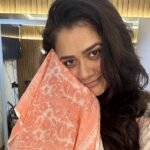 Girija Oak Instagram - It was my Grandmother’s birthday yesterday. We lost her two years ago. She would wear the softest cotton sarees at home. She always chose really beautiful colours too. I have kept a few of them with me to wear every once in a while. It feels like she is giving me a hug 🤍 This one is a special saree from my #100sareepact which has been going on forevaaah! I promise to take pictures of all the sarees I own and wear and finish the pact. For now, saree no. 77 Also this monkey of mine agreed to take a few pictures 🙄 Yes, we are that age already. Refusing to pose for pictures 🤷🏻‍♀️
