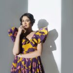 Girija Oak Instagram - Styled by @nehachaudhary_ 💜 Outfit: @zi.p__ Jewellery: @parishrijewellery Pc: @kalyaam_2.0 Held together by @santushtimahadeo 💛 #jawan