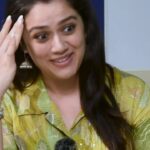 Girija Oak Instagram - फार काही सांगत नाही.. हा एपिसोड धमाल झालाय. रील पहा म्हणजे लक्षात येईल.. बोलने का जरूरत नही पडेगा! 😀 #मित्रम्हणे मध्ये येते आहे गिरीजा ओक-गोडबोले एपिसोड येतोय आज संध्याकाळी 6:00 वाजता.😀 एपिसोड पाहताना तुम्हाला मज्जा येईल याची खात्री. https://youtube.com/@mitramhane?si=K7qnvJlXmISaML3A