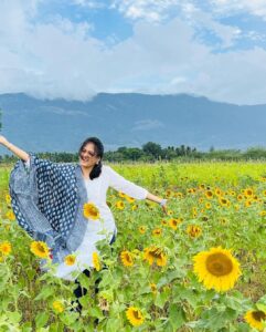 Harika Narayan Instagram - 🌻

.
.
#isha #coimbatore #fieldtrip #natureatitsbest #loveandlight #happysoul