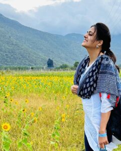 Harika Narayan Instagram - 🌻

.
.
#isha #coimbatore #fieldtrip #natureatitsbest #loveandlight #happysoul