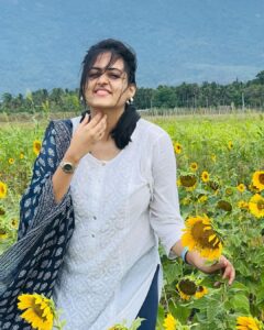 Harika Narayan Instagram - 🌻

.
.
#isha #coimbatore #fieldtrip #natureatitsbest #loveandlight #happysoul