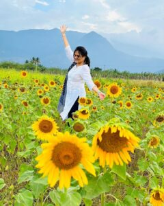 Harika Narayan Instagram - 🌻

.
.
#isha #coimbatore #fieldtrip #natureatitsbest #loveandlight #happysoul