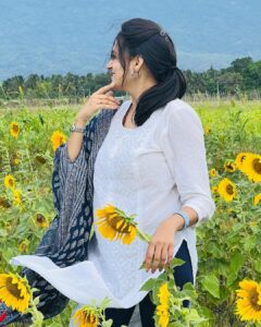 Harika Narayan Instagram - 🌻

.
.
#isha #coimbatore #fieldtrip #natureatitsbest #loveandlight #happysoul
