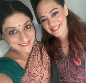 Hazel Keech Instagram - Another Karvachaut done, today with these mad/lovely women all thanks to @paveela ❤️ thanks for taking me in. In the end waiting for the moon to come out