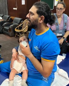 Hazel Keech Instagram - Little Mascot ❤️ we love you Daddy team Yuvi @yuvisofficial