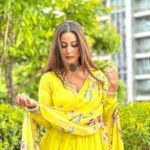 Hina Khan Instagram - The joy of dressing up 💛 @drzya_ridhisuri