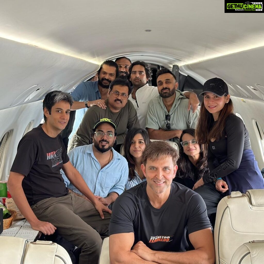 Hrithik Roshan Instagram - Different roles, common purpose! Here's one with the incredible HRX fam ♥️ #cult #bangalore #keepgoing