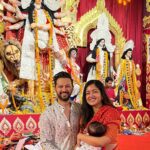 Ishita Dutta Instagram - Vaayu’s first Durga Pujo, a sacred moment when we brought him to the pandal to seek Durga Maa’s blessings. As we stand before her divine presence, we pray for a lifetime filled with spirituality, love, and boundless grace. 🙏👶🕊️ #SubhoNavami North Bombay Durga Puja