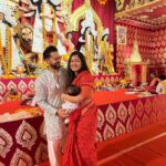 Ishita Dutta Instagram - Vaayu’s first Durga Pujo, a sacred moment when we brought him to the pandal to seek Durga Maa’s blessings. As we stand before her divine presence, we pray for a lifetime filled with spirituality, love, and boundless grace. 🙏👶🕊️ #SubhoNavami North Bombay Durga Puja