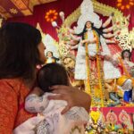 Ishita Dutta Instagram - Vaayu’s first Durga Pujo, a sacred moment when we brought him to the pandal to seek Durga Maa’s blessings. As we stand before her divine presence, we pray for a lifetime filled with spirituality, love, and boundless grace. 🙏👶🕊️ #SubhoNavami North Bombay Durga Puja