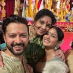Ishita Dutta Instagram - Saptami: A day filled with devotion, joy, and Maa Durga’s grace. 🌟🎉 #DurgaPujo 🙏🏼 Vatsal’s outfit: @saundhindia Ishita’s Saree: @sanduk.co Jewellery : @kushalsfashionjewellery North Bombay Durga Puja