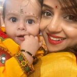 Jayshree Soni Instagram - Best janmashtami ever with this little krishna❤️😘🙏 I am in love with Aashi 🫶 god bless you Bachha😘😘😘😘😘😘😘😘😘😘😘 @shortbrowngirl_ @himanshi.99 @ushasoni.15 @tigerbigboss #krishna #happyjanmashtami #kanha #loveislove #unconditionallove #doll #instagram #2023 #badanatakhathairekrishnakanhaiya❤️ #natkhat
