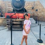 Juhi Parmar Instagram - The world of imagination and fantasy in which Samairra has spent upteen hours, the most awaited part of this vacation was spending time in Harry Potter World at Universal Studios. I was excited for her to see it and see her reaction and for her it was like actually being a part of Harry Potter, she just couldn’t believe it. It’s special when one can make dreams come true and for kids their world of imagination is so beautiful, I can’t share with you in words how beautiful it was to see Samairra’s world of imagination open up in front of her eyes! Truly magical 🧙‍♀️ #harrypotter #dreamcometrue #happy #grateful #checklist #excited Universal Studios Orlando