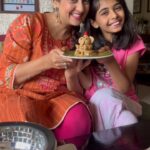 Juhi Parmar Instagram – Ganesh ji is at the beginning of anything new that we do in our lives, and truly He is everywhere!  Samairra loves making her own little Gannu every year and so here we are making our Ganpati and this time it’s made right from the kitchen, from atta.  Ganpati Bappa Morya!!!!!
#ganesh #ganesha #ganeshchaturthi #ganeshutsav #ganeshfestival #ecofriendly #diy #reels #reelsvideo #reelitfeelit #reelsinstagram