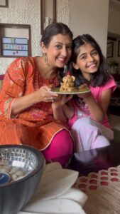 Juhi Parmar Instagram - Ganesh ji is at the beginning of anything new that we do in our lives, and truly He is everywhere!  Samairra loves making her own little Gannu every year and so here we are making our Ganpati and this time it’s made right from the kitchen, from atta.  Ganpati Bappa Morya!!!!!
#ganesh #ganesha #ganeshchaturthi #ganeshutsav #ganeshfestival #ecofriendly #diy #reels #reelsvideo #reelitfeelit #reelsinstagram