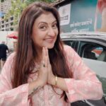 Juhi Parmar Instagram – Every year Mumbai lights up with tents filled with Ganpati Bappas of all sizes and colours as we all prep for the biggest festival of the year in Maharastra, welcoming Ganesh ji home!  This year I’m showing you glimpses of how Mumbai looks during this time of the year and how we all go on Pandal hopping spree to bring home the most special Gannu ji! Join me in this journey across Mumbai….
#ganeshchaturthi #ganesha #ganeshutsav #ganeshfestival #traditional #reels #reel #reelinstagram #reelitfeelit