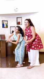 Juhi Parmar Instagram - Sometimes she makes me wonder who is the mother and who is the child, they grow up too soon very very true!!!! 
They truly can’t be fooled at all and are way smarter than we were at their age, just look at the way she catches me🤣

Have a Happy Sunday with your loved ones filled with laughter 🤭
#motherhood #motherdaughter #love #laughter #fun #dance #reels #reelsinstagram