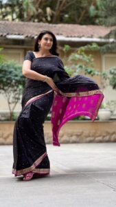Juhi Parmar Instagram - Sometimes all one needs to do is smile 😊
#behappy #happyisbeautiful #smile #saree #sareelove #indian