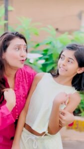 Juhi Parmar Instagram - Tere bin main kya, mere bin tu kya 🎶
#NoTextNeeded #LyricsFromTheHeart #RetroWithJuhi #MotherDaughter